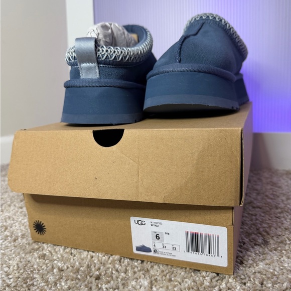 Women’s Size 6 UGG TAZZ in Deep Blue - Picture 3 of 6